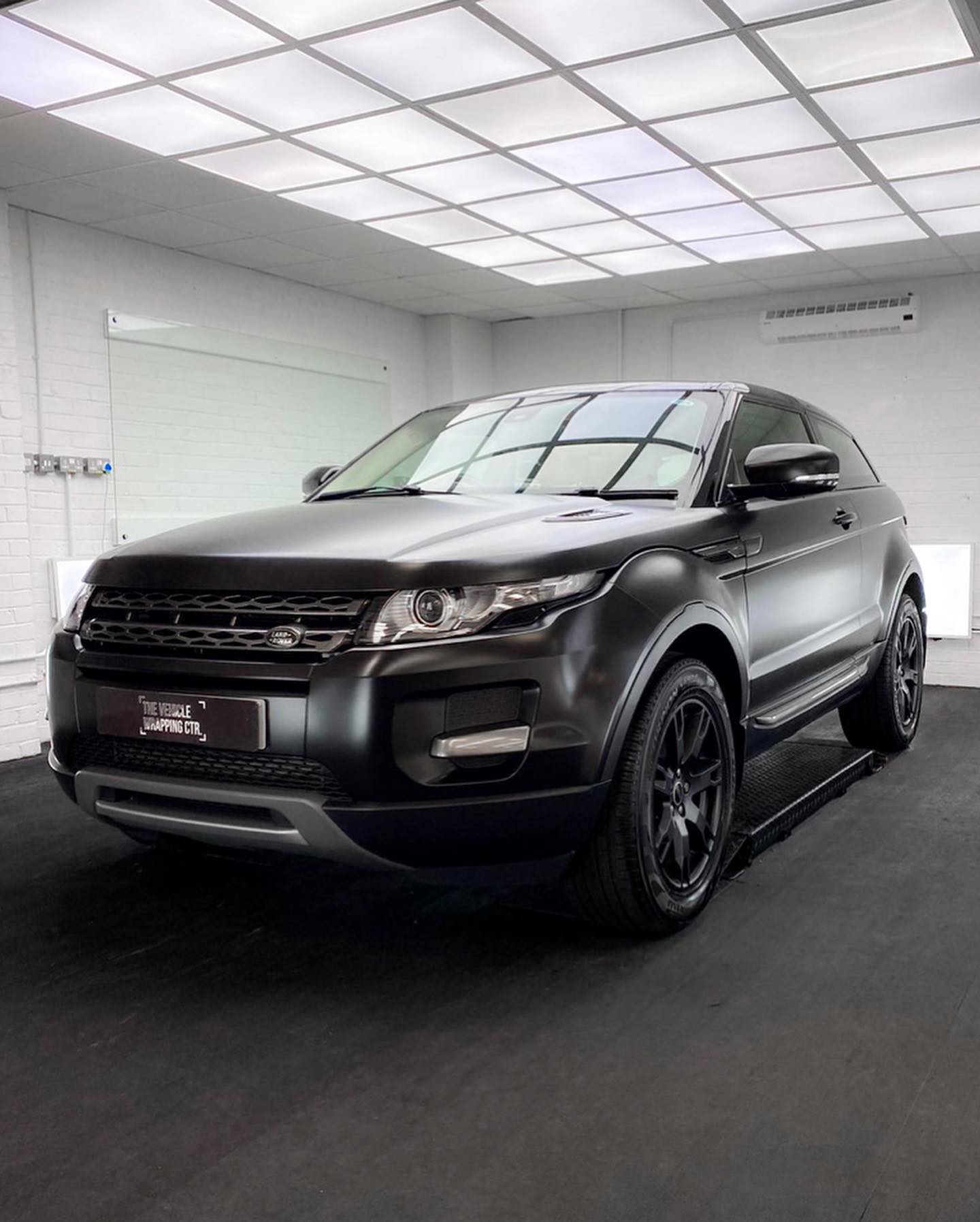 thumbnail image 2 of Glossy Union Jack Gel Badge Overlay For Land Rover Range Rover Sport Evoque Velar Vogue – Grille Emblem 2 of 5